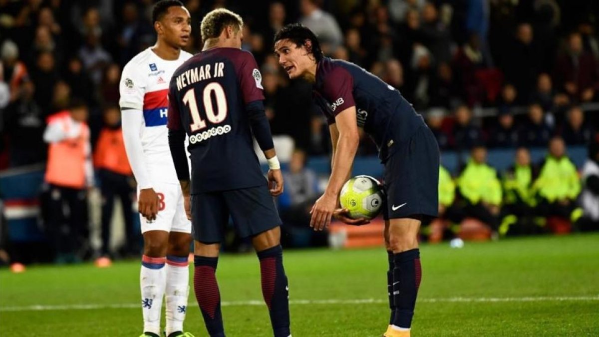 Neymar y Cavani discuten sobre el punto de penalti.-AFP