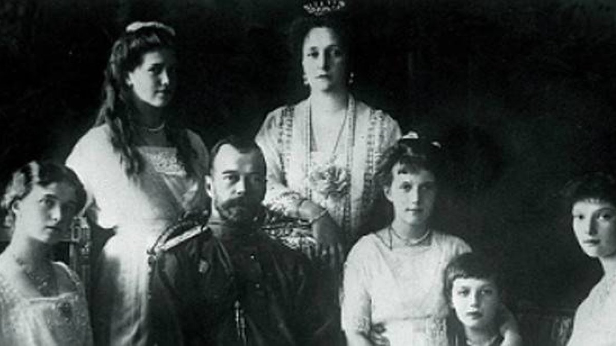 El último zar, Nicolás II, su esposa Alexandra, y sus hijos.-AFP