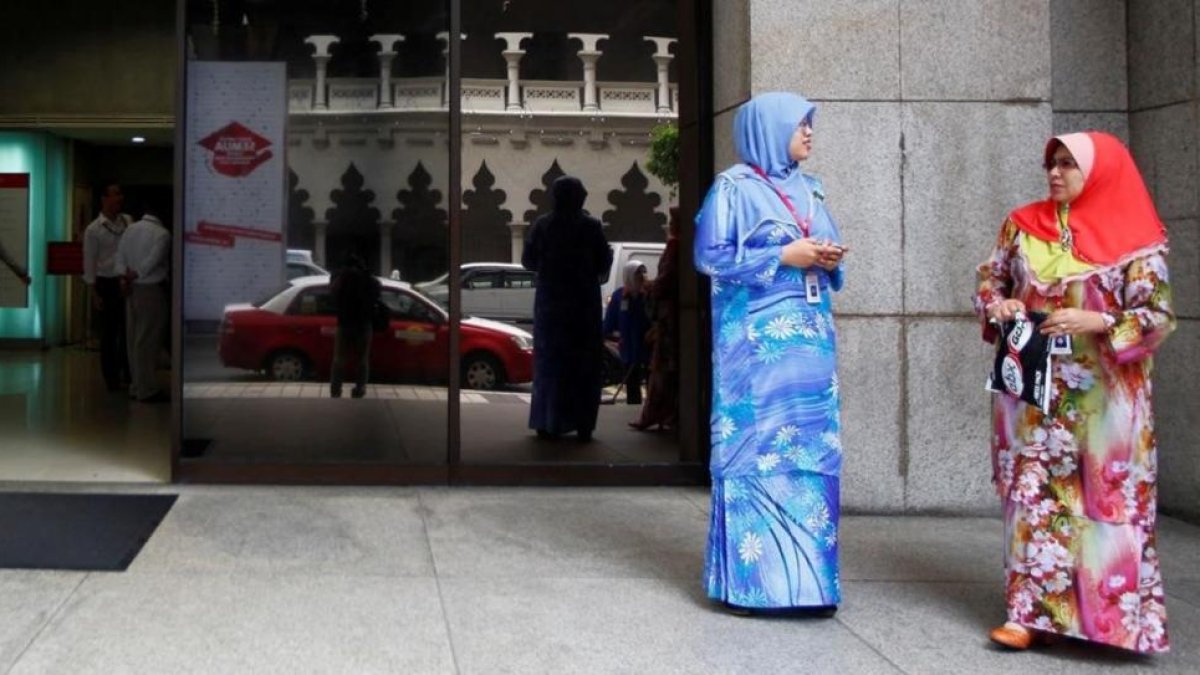Dos mujeres malasias en una calle de Kuala Lumpur.-SAMSUL SAID / REUTERS