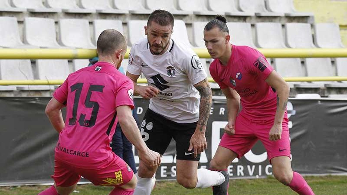 Borja Sácnhez trata de zafarse del marcaje de un defensor de la Ponferradina-Santi Otero