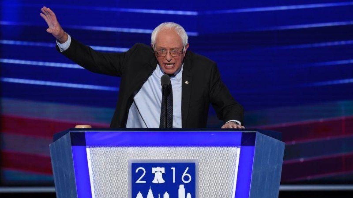Bernie Sanders, durante su intervención en la convención demócrata, este lunes en Filadelfia.-AFP / SAUL LOEB