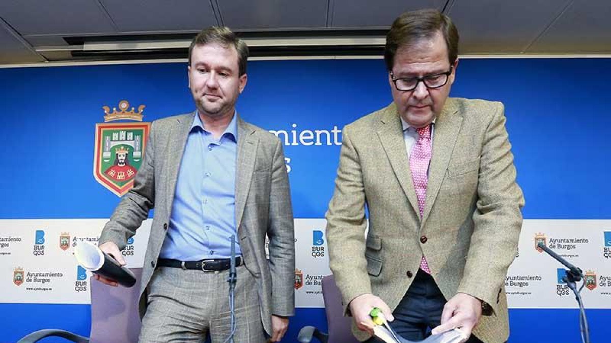 El alcalde, Javier Lacalle, con el edil de Hacienda, Salvador de Foronda.-RAÚL G. OCHOA