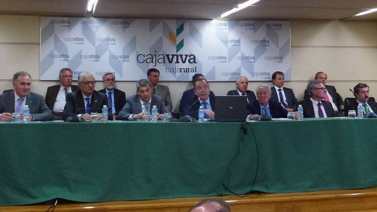 Ramón Sobremonte y Pedro García Romera en la Asamblea General de Cajaviva CajaRural.-ECB