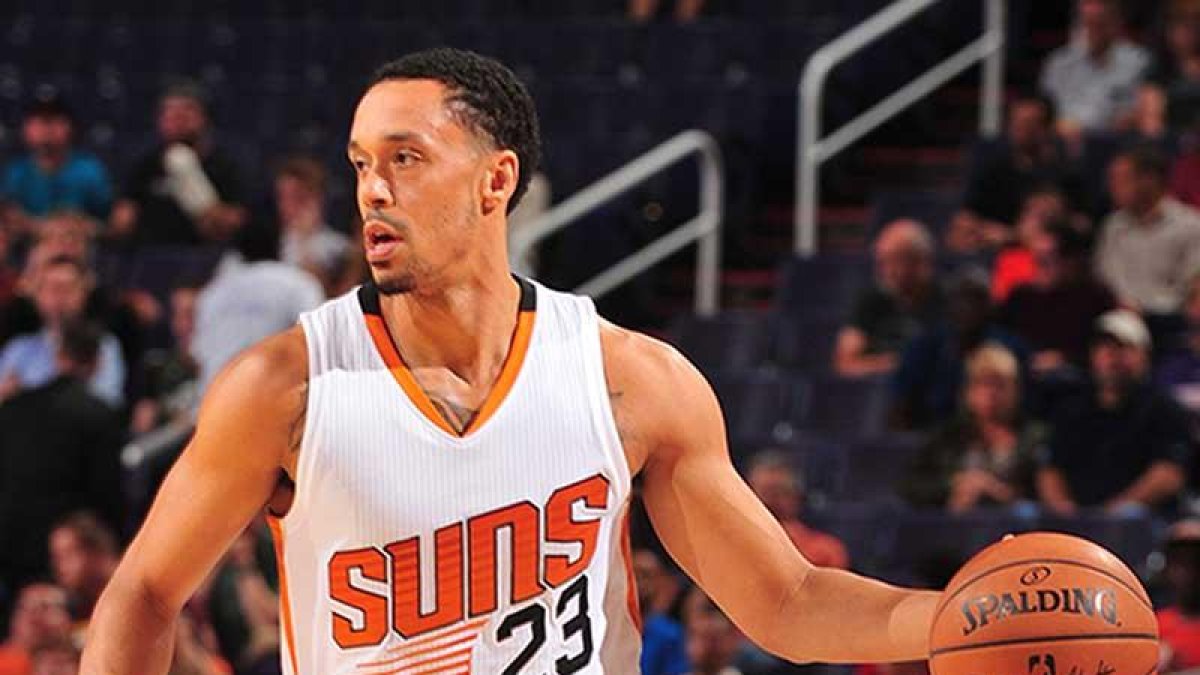 John Jenkins sube el balón en un partido con la camiseta de los Phoenix Suns.-NBA.COM