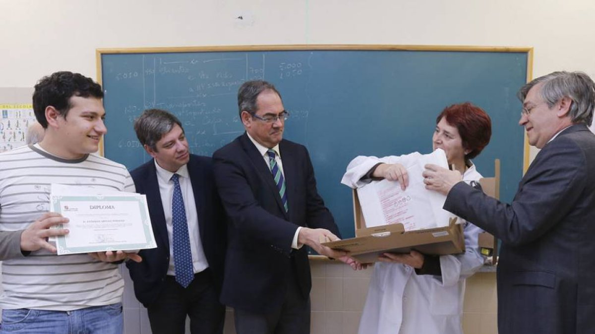 En el centro, Baudilio Fernández entraga el premio a la profesora Inmaculada Barrero.-Raúl G Ochoa