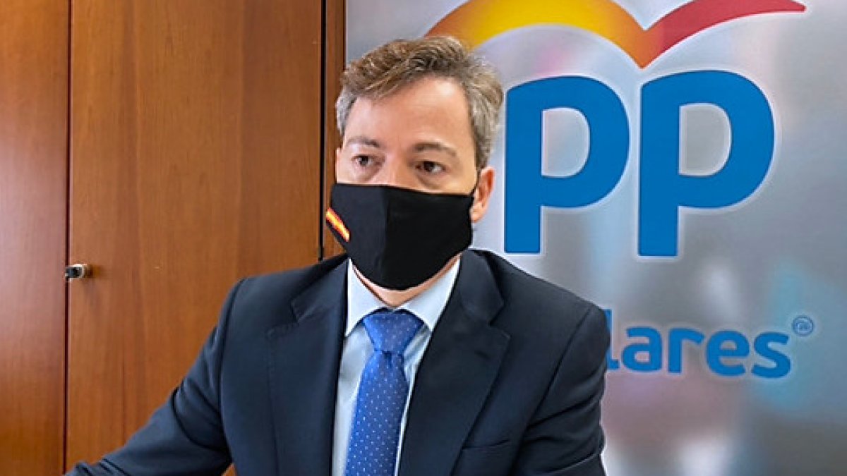 El concejal del PP, César Barriada, durante una rueda de prensa telemática. ECB