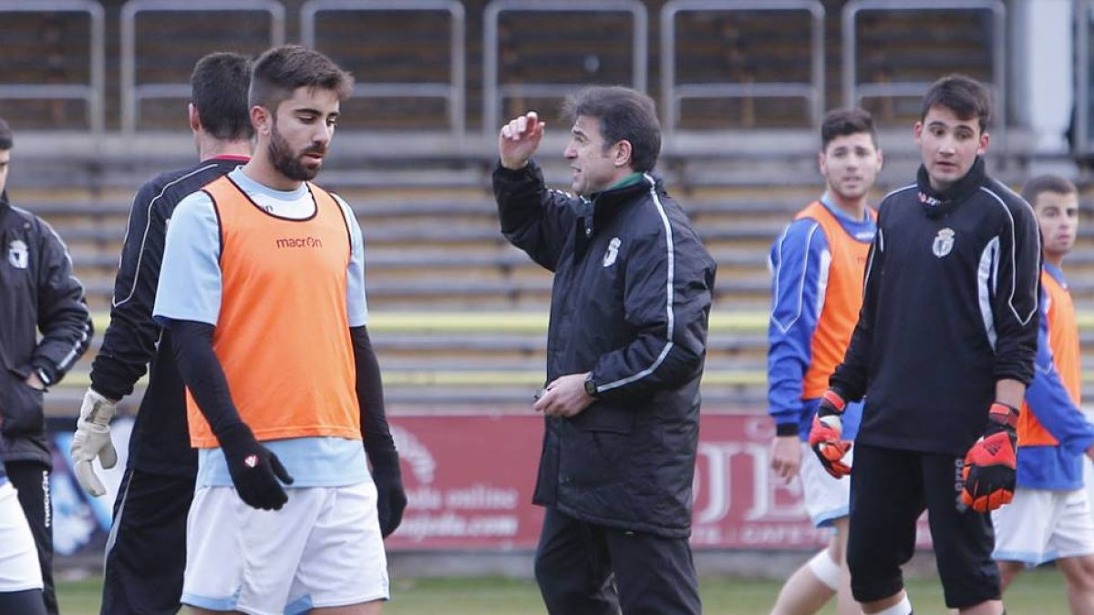 Arconada charla durante un entrenamiento con Aurreko con del Val a su espalda.-RAÚL G. OCHOA
