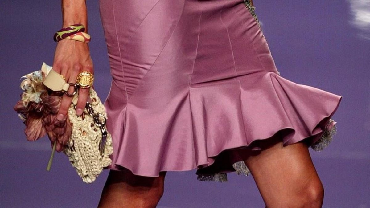 Una mujer con falda.-