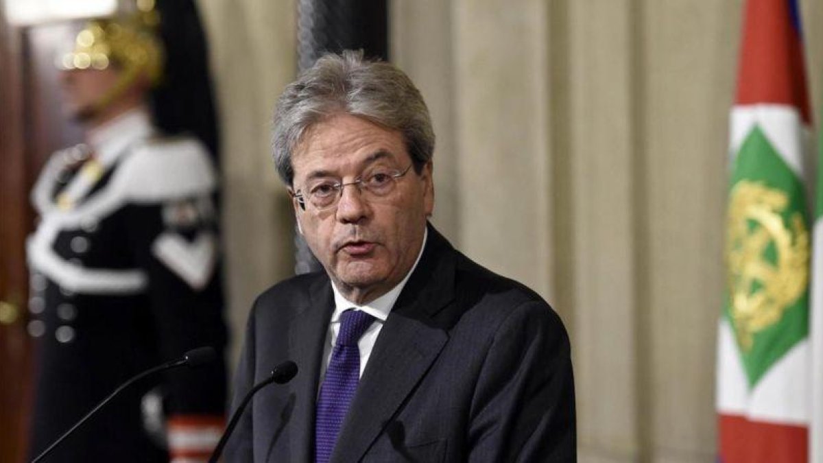 Gentiloni, durante su rueda de prensa tras la reunión con el presidente de la República, Sergio Mattarella, en el Quirinale, en Roma, este lunes.-EFE / CLAUDIO ONORATI