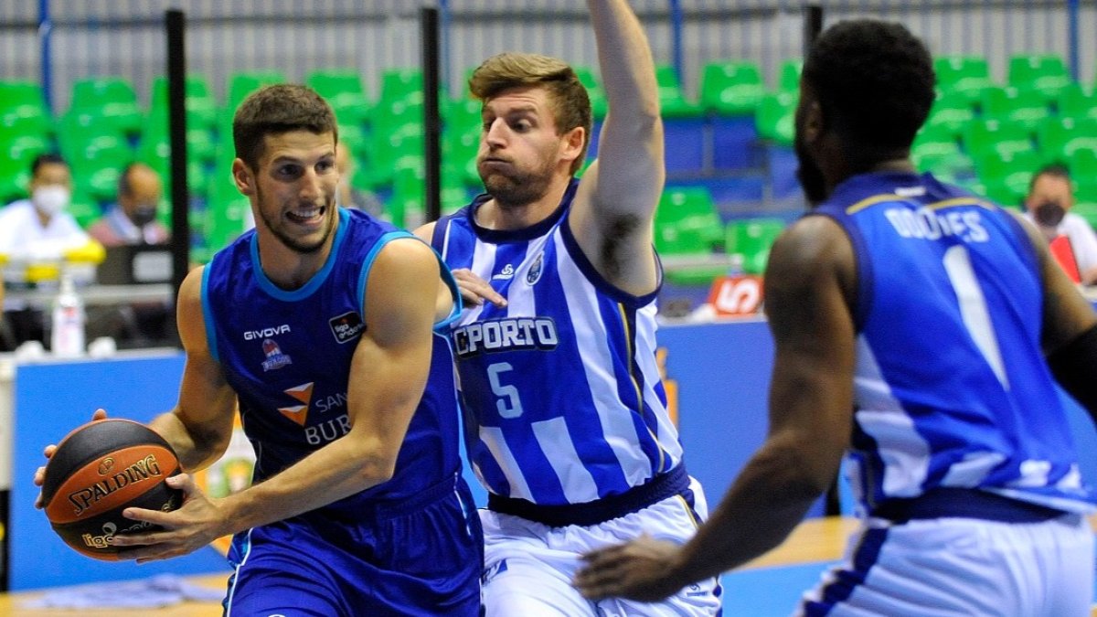 Nikolic fuerza la penetración a canasta. TOMÁS ALONSO