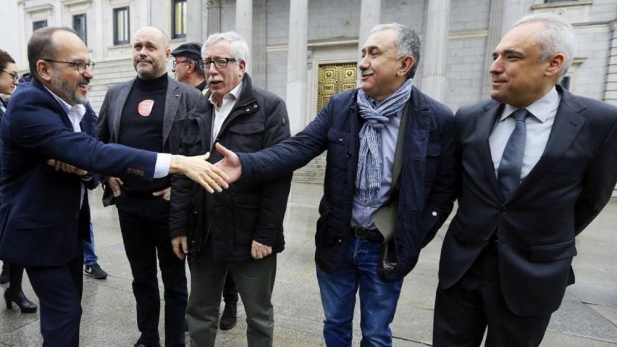 La iniciativa legislativa popular para implantar una renta mínima, impulsada por los sindicatos CCOO y UGT y respaldada por más de 700.000 firmas, ha salvado el primer trámite al ser apoyada en el pleno del Congreso de los Diputados por 177 votos frente a-