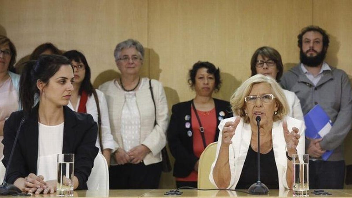 La concejala Rita Maestre y la alcaldesa de Madrid, Manuela Carmena.-EFE / ALBERTO MARTÍN