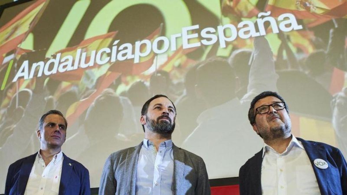 El líder de Vox, Santiago Abascal, en el centro, escoltado por su secretario general, Javier Ortega Smith, y el candidato a presidencia de Andalucía, Francisco Serrano, en un mitin de las elecciones andaluzas.-GOGO LOBATO (AP)