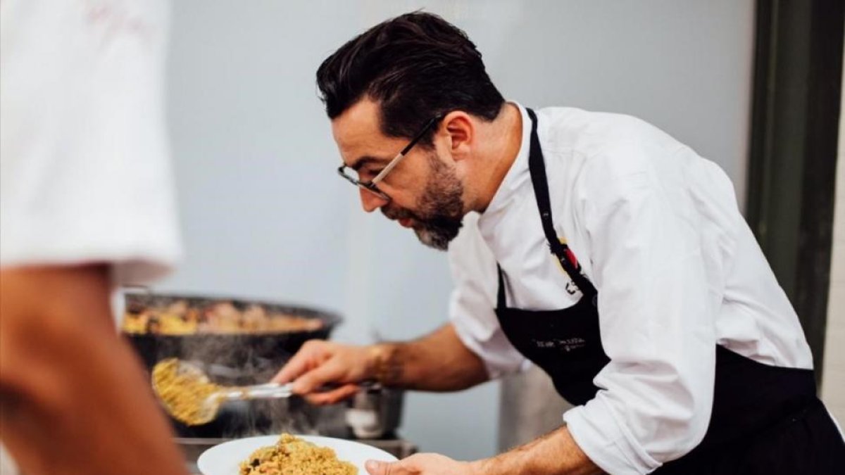 Quique Dacosta, chef tres estrellas Michelin, ha participado en 'Refettorio Gastromotiva', un proyecto solidario con motivo de los Juegos Olímpicos de Río de Janeiro.-