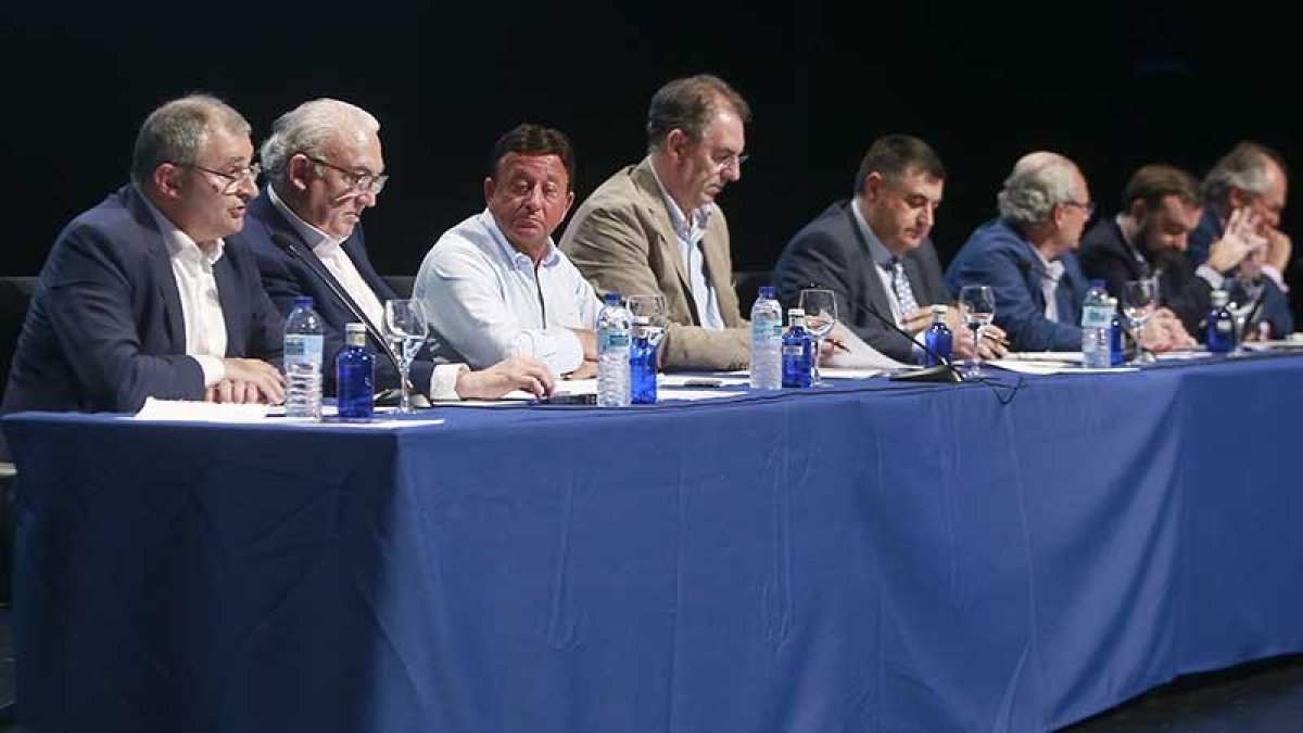 Imagen de la directiva del Burgos CF durante una asamblea con los socios.-RAÚL G. OCHOA