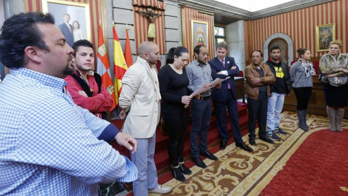 Representantes de Fundación Secretariado Gitano y Unión Gitana en el salón de Plenos del Ayuntamiento con Javier Lacalle.-Raúl g. Ochoa