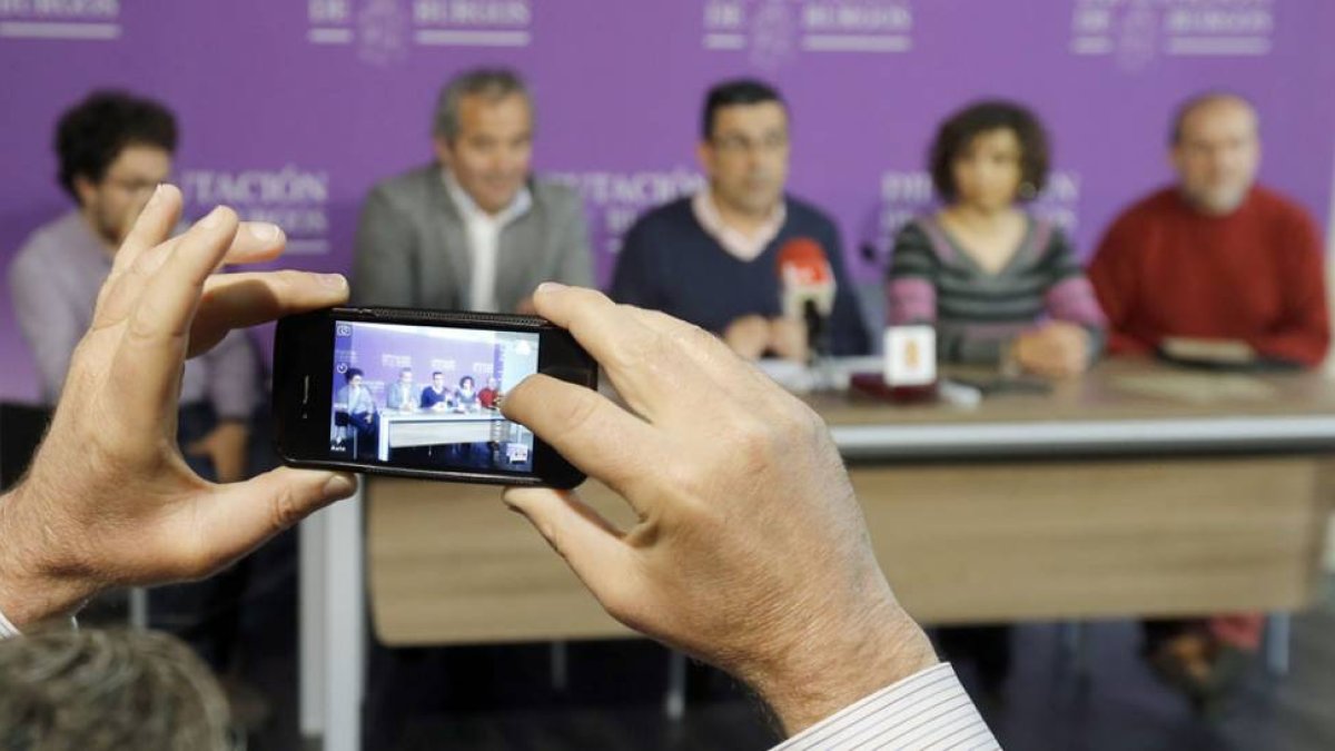 El diputado provincial JorgeMínguez (centro) anuncia las novedades del Salón de Gourmets junto a productores locales.-R.G.O.
