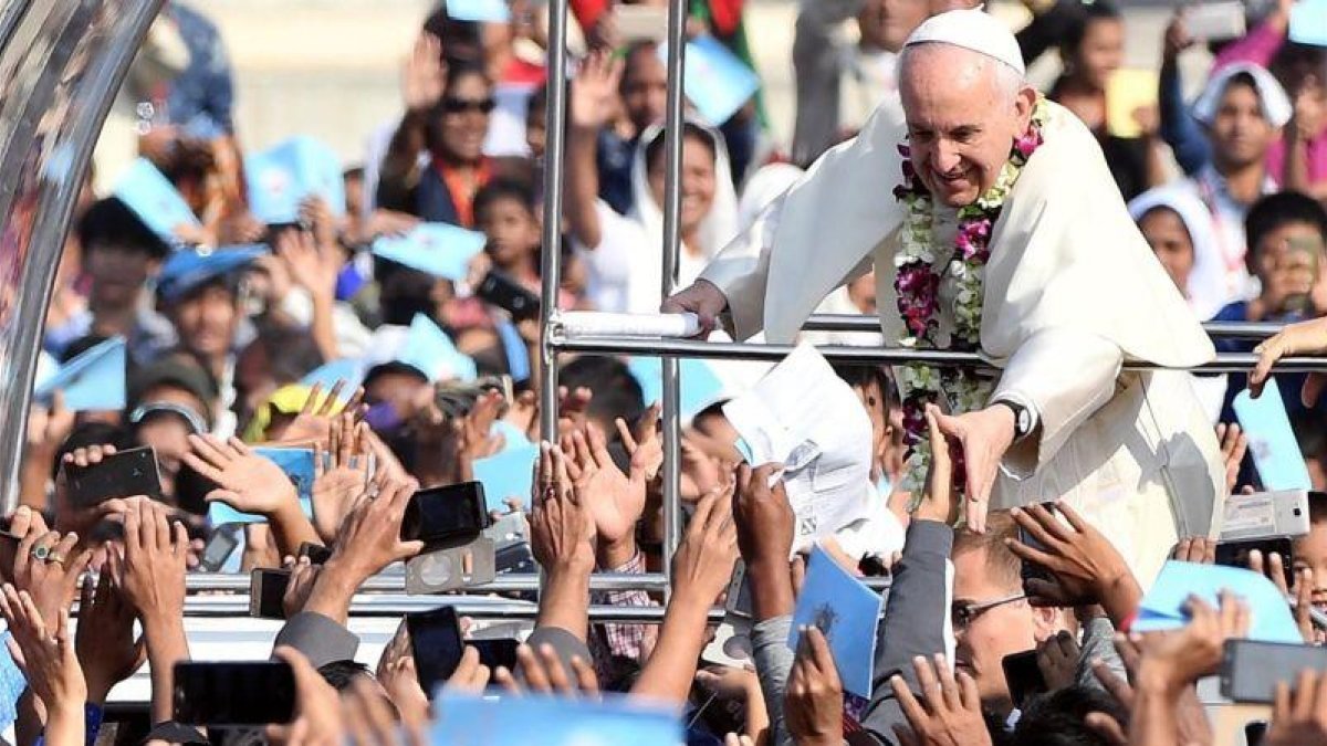 El papa Francisco saluda a fieles a su llegada para la santa misa y ordenación presbiteral en el parque Suhrawardy Udyan en Dacca, Bangladés.-EFE / ETTORE FERRARI