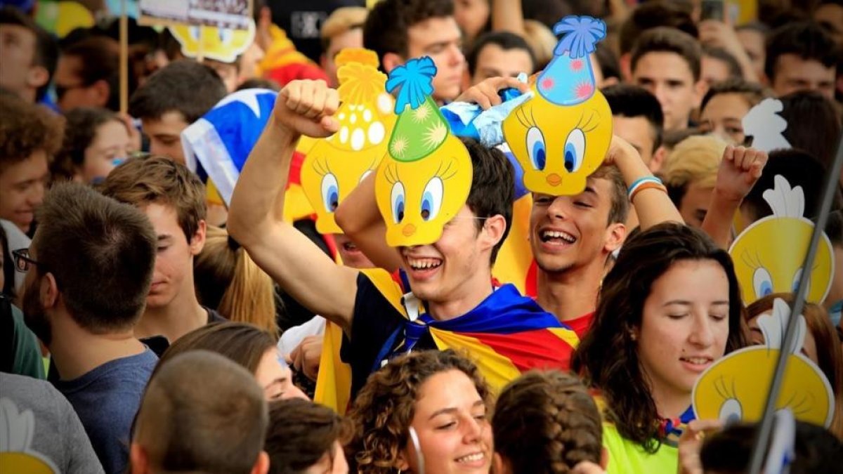 Estudiantes se manifiestan a favor de la celebración del referéndum.-FERRAN NADEU