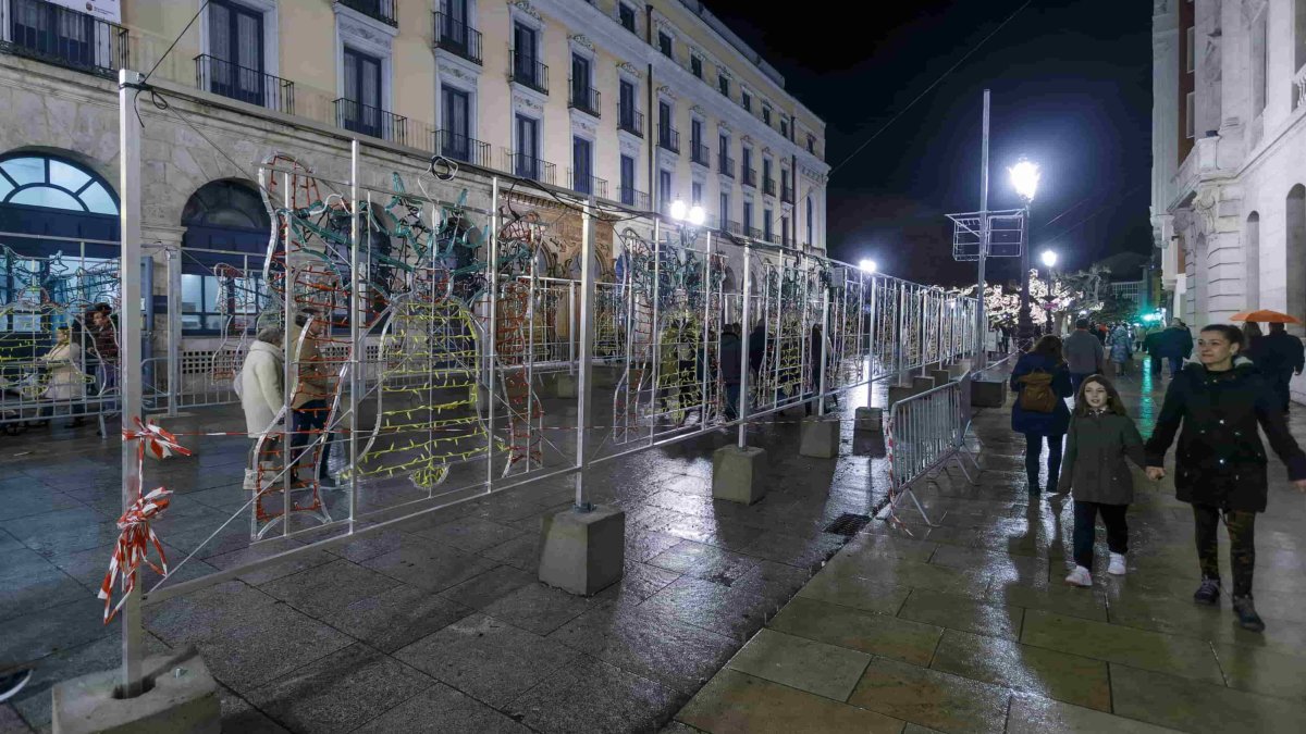 El paseo del Espolón, sin luces de Navidad por una avería. SANTI OTERO