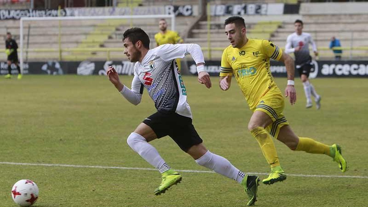 David Martín, uno de los jugadores más incisivos del Burgos CF en el primer acto se zafa del marcaje del atacante del Atrio Bupolsa Álvaro-Raúl G. Ochoa