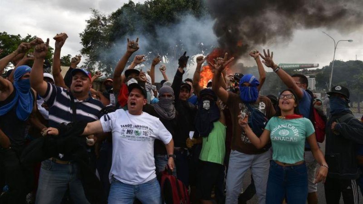 Manifestantes contra el gobierno de Nicolás Maduro cantan eslogans de protesta en Venezuela.-YURI CORTEZ/ AFP