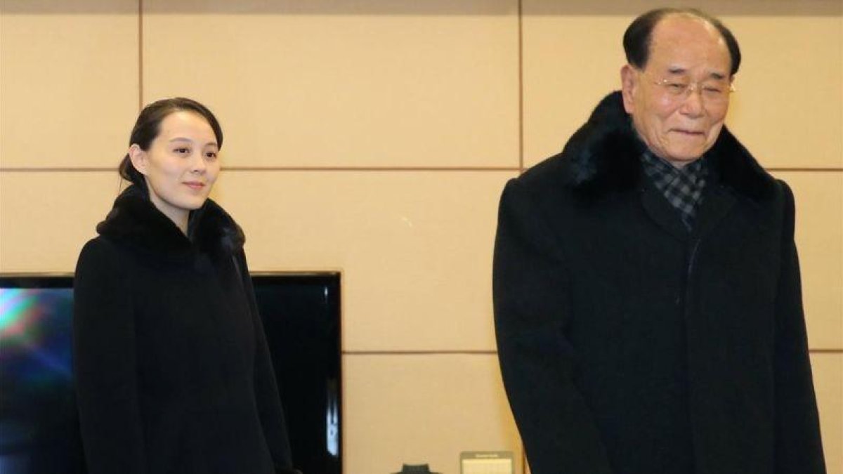 Kim Yo-jong, hermana del lider Kim Jong-un, y el presidente honorifico del pais, Kim Yong-nam, a su llegada al aeropuerto internacional de Incheon , en Seúl.-YONHAP / EFE