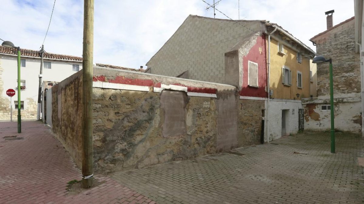 Los desperfectos en las diversas viviendas del barrio han provocado el abandono de ocho familias y el derrumbamiento de tres inmuebles.-ISRAEL L. MURILLO