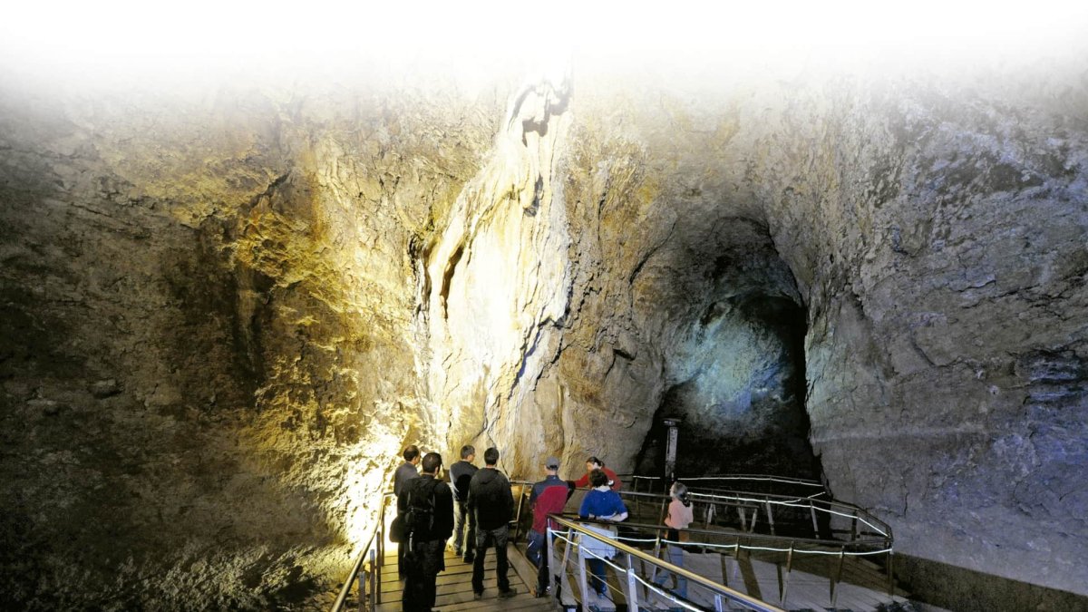Las entrañas de la cueva son el vientre de la madre naturaleza, símbolo de la fertilidad de la tierra y de sus frutos y han atraído a los hombres desde el principio. I. L. MURILLO
