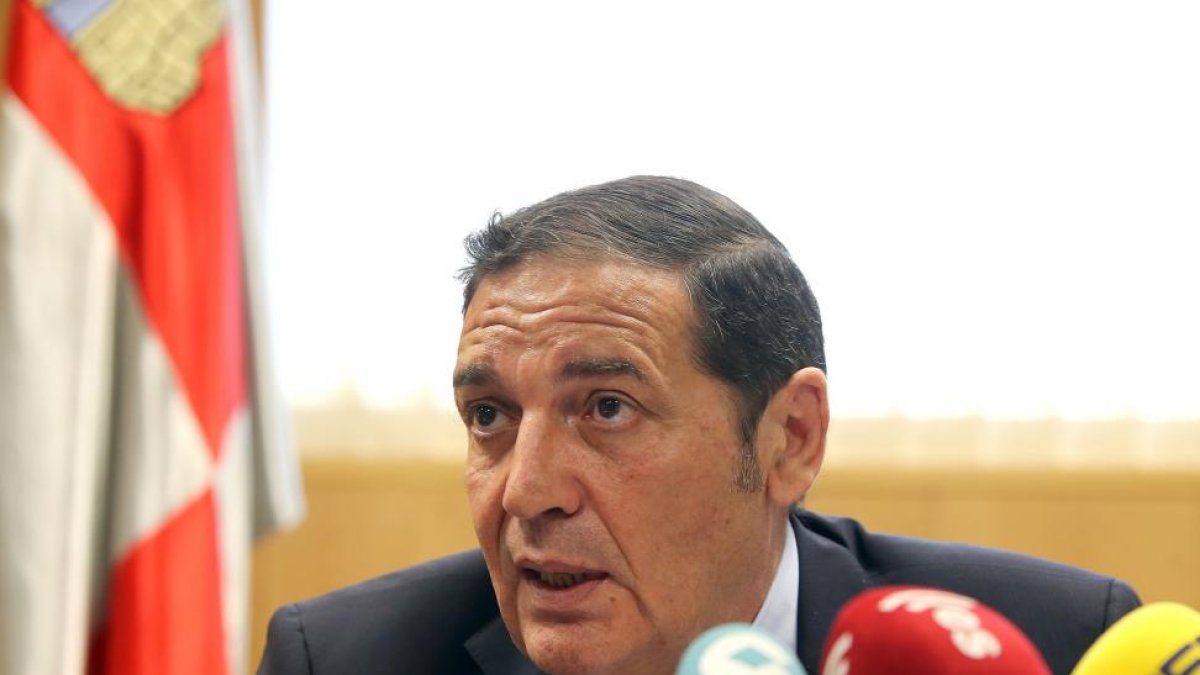 El consejero de Sanidad de la Junta, Antonio María Sáez, presenta los datos de Castilla y León del Informe del Sistema Nacional de Salud 2015-ICAL