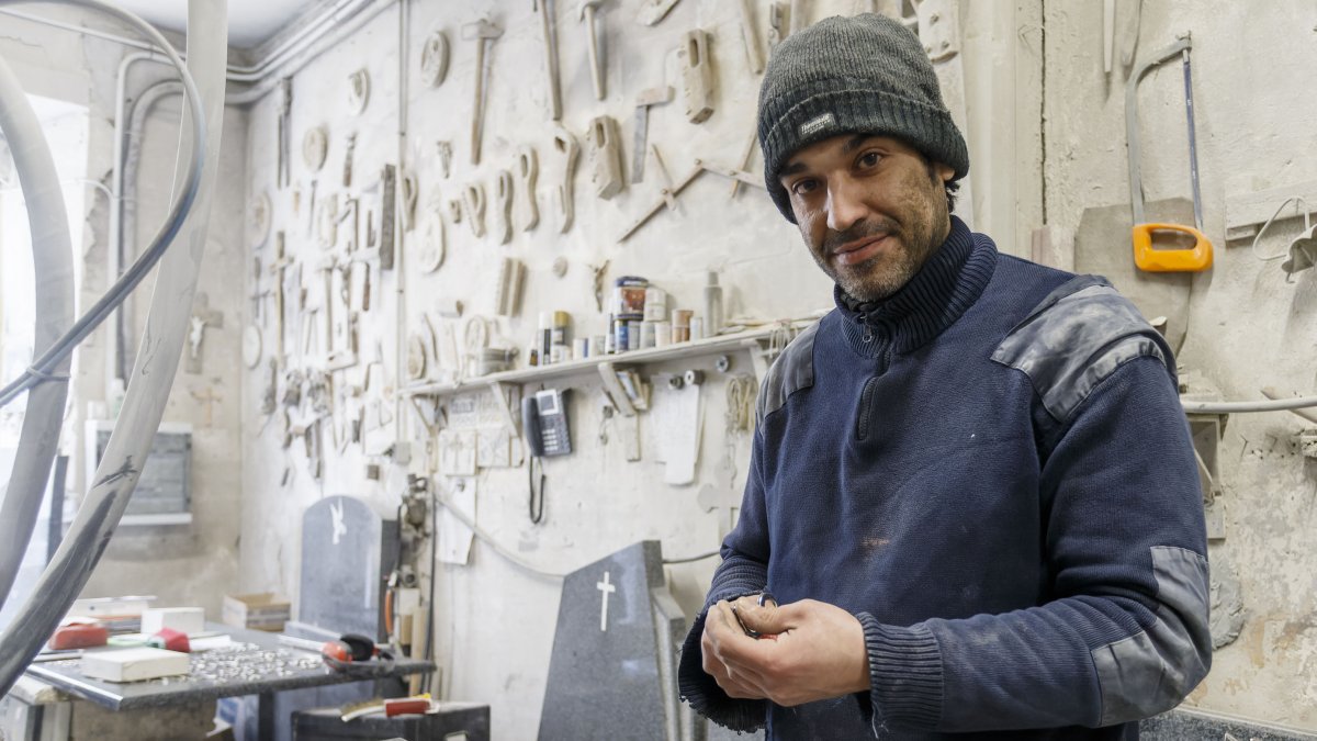 Luis Alberto Brizuela moldea las letras para colocar en una lápida. SANTI OTERO