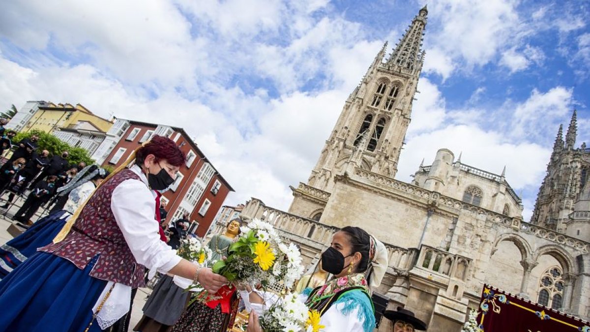 Imagen de la Ofrenda Floral que se realizó el año pasado  con mascarillas por la pandemia.