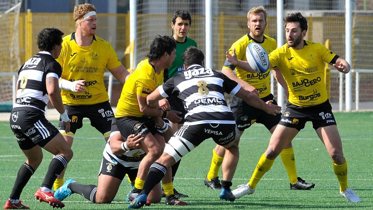 Nico Herreros transmite al oval a Feta Casteglioni en el encuentro ante El Salvador disputado en San Amaro. TOMÁS ALONSO