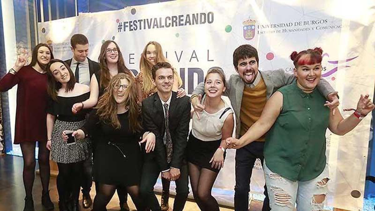 Algunos de los participantes de la última edición posan divertidos la noche de la entrega de premios.-Raúl Ochoa