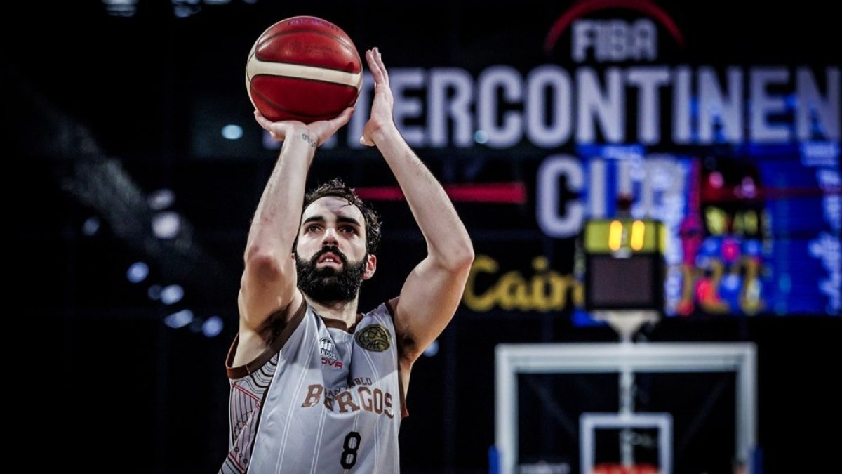 Benite lanza a canasta. FIBA