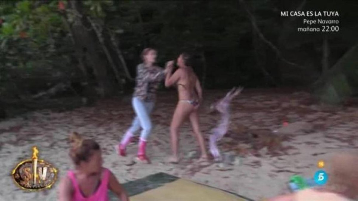 Alba Carrillo y Gloria Camila, en pleno enfrentamiento en 'Supervivientes'.-MEDIASET