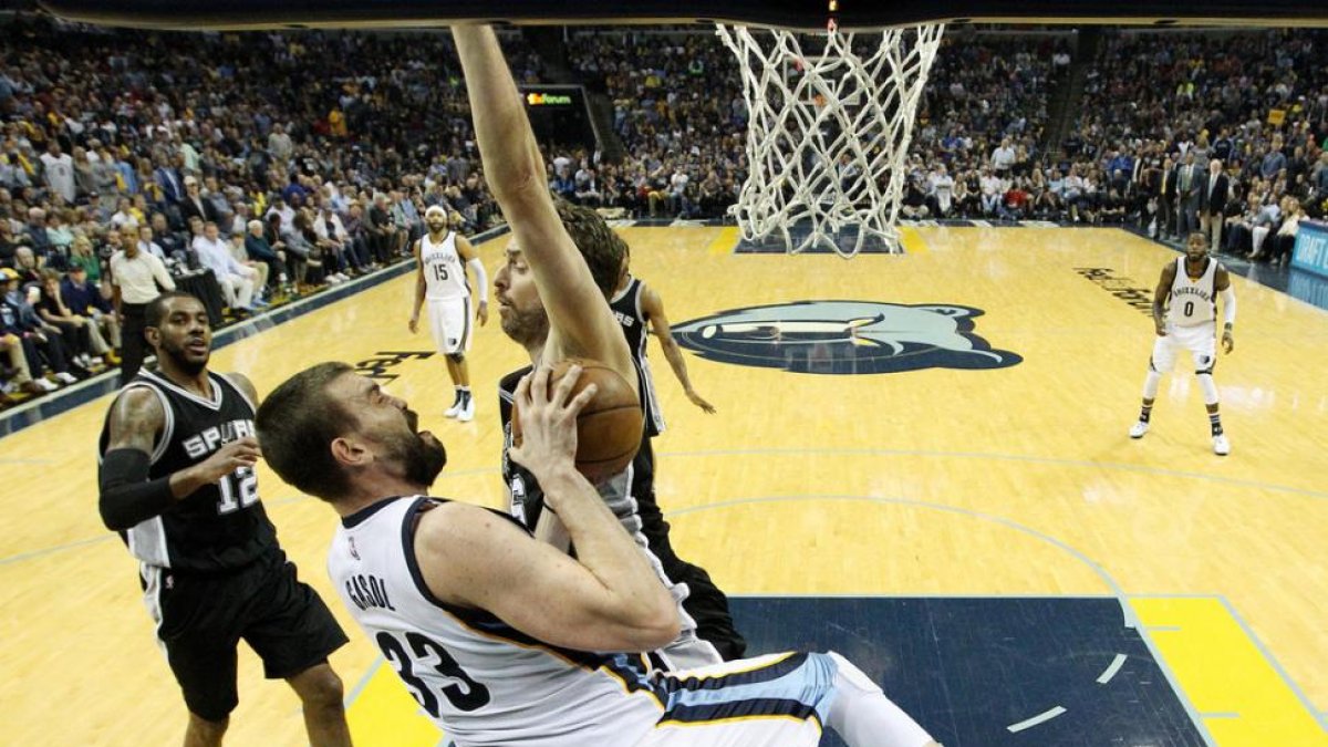 Marc y Pau Gasol, en una de las acciones del espectacular pulso vivido en Memphis-MIKE BROWN