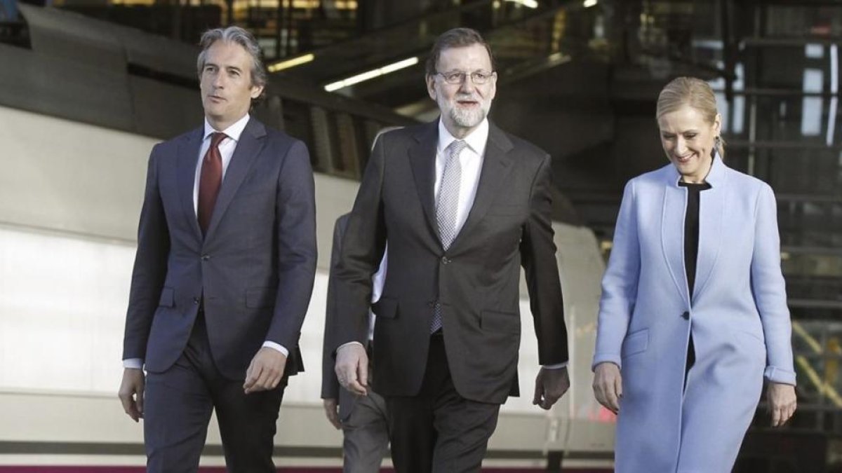 El ministro de Fomento, Íñigo de la Serna; el presidente del Gobierno, Mariano Rajoy, y la presidenta de la Comunidad de Madrid, Cristina Cifuentes, a su llegada a la estación de Atocha para conmemorar los 25 años del primer viaje del AVE a Sevilla.-EFE / KIKO HUESCA