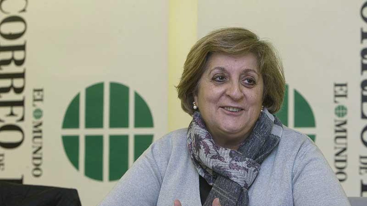 Concha Peña, en plena entrevista, reconoció sentirse «muy unida» a la localidad de su marido.-RAÚL G. OCHOA