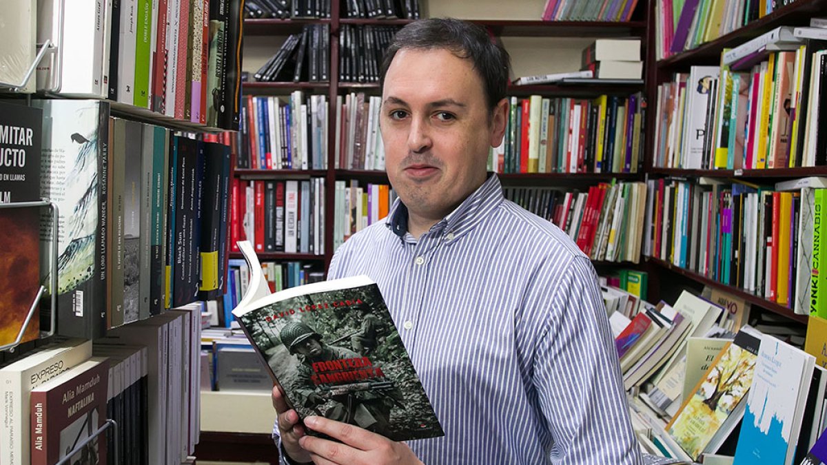 David López Cabia, con un ejemplar de su nueva novela, ‘Frontera sangrienta’ . TOMÁS ALONSO