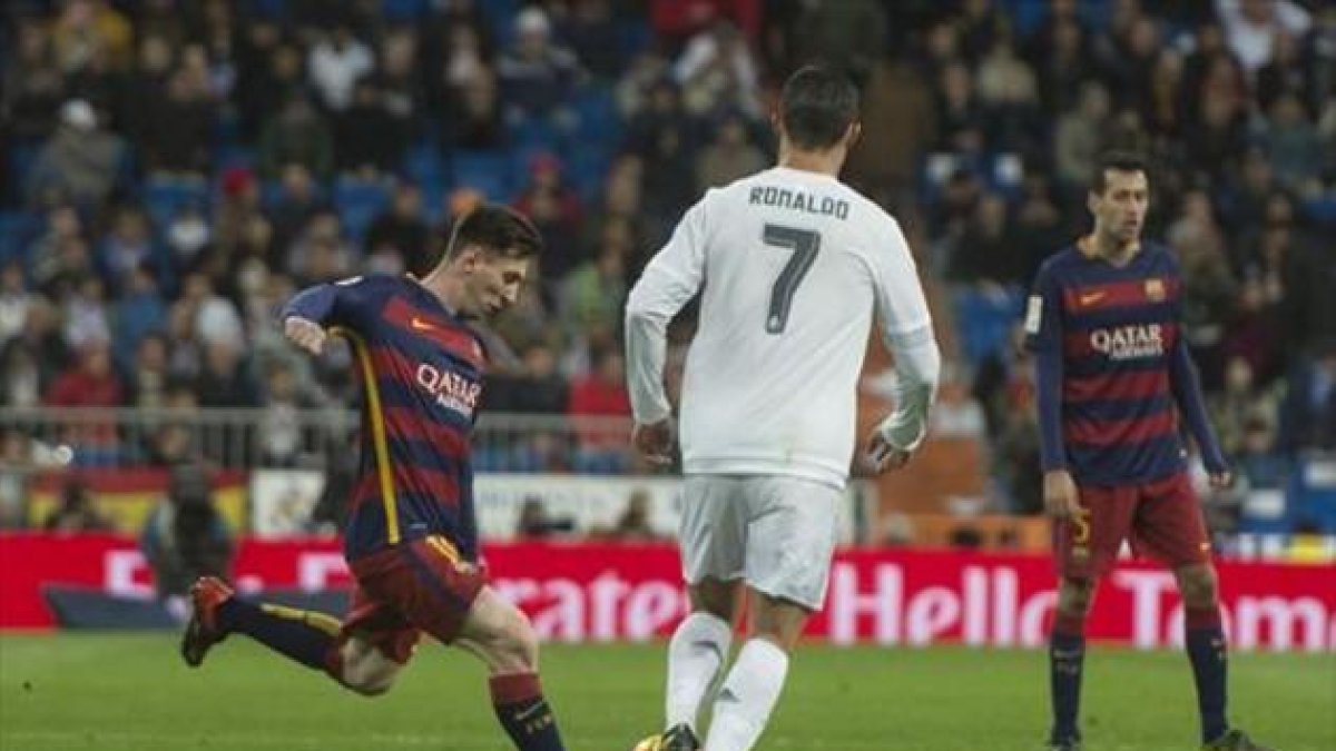 Messi chuta ante Cristiano Ronaldo.-JORDI COTRINA