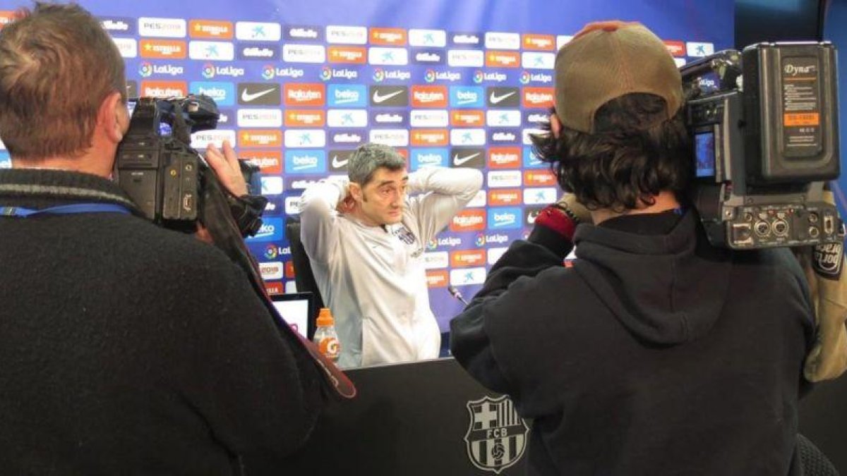 Ernesto Valverde se acomoda, hoy, en la sala de prensa de la Ciutat Esportiva Joan Gamper.-EMILIO PÉREZ DE ROZAS