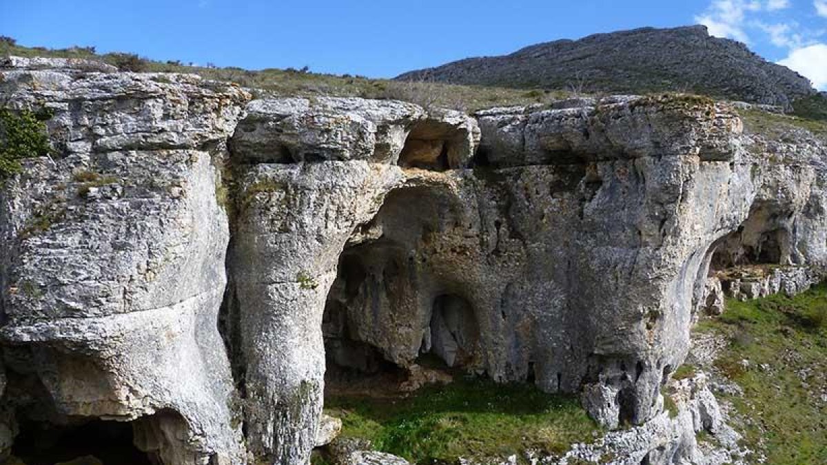 Cueva del Agua o Cueva de los Moros, en Basconcillos del Tozo.-ANAIS GOEPNER