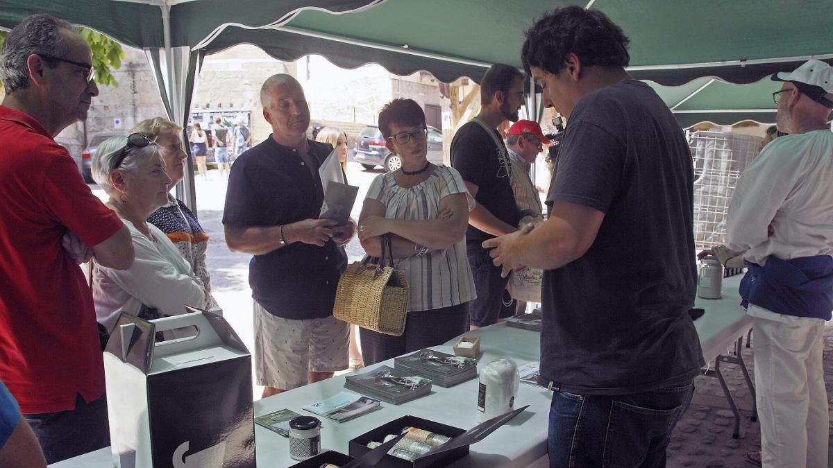 Varias personas en uno de los puestos en los que se vende sal, ayer en la feria de Poza.-G. G.