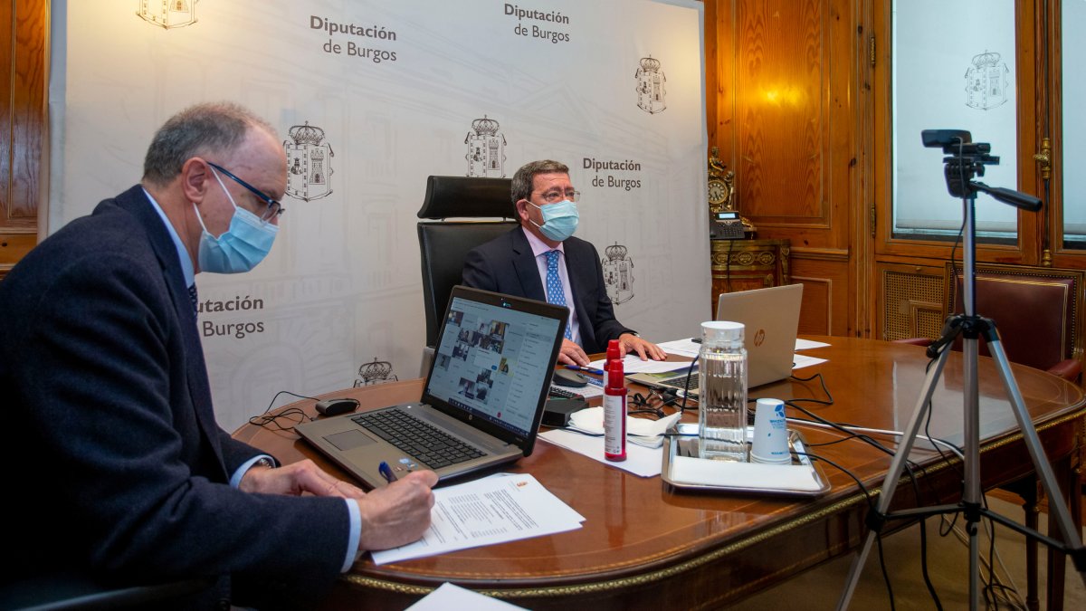 El presidente de la Diputación, César Rico, en su despacho durante un pleno telemático. SANTI OTERO