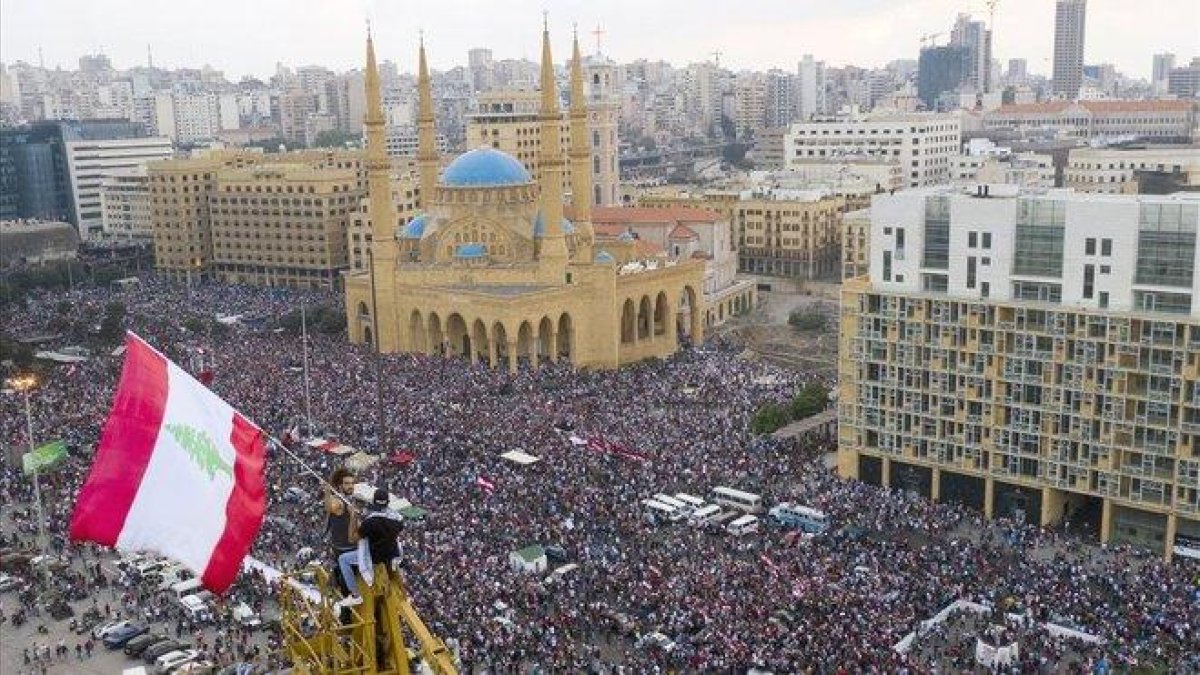 Imagen aérea de la manifestación de este domingo en Beirut.-WAEL HAMZEH (EFE)