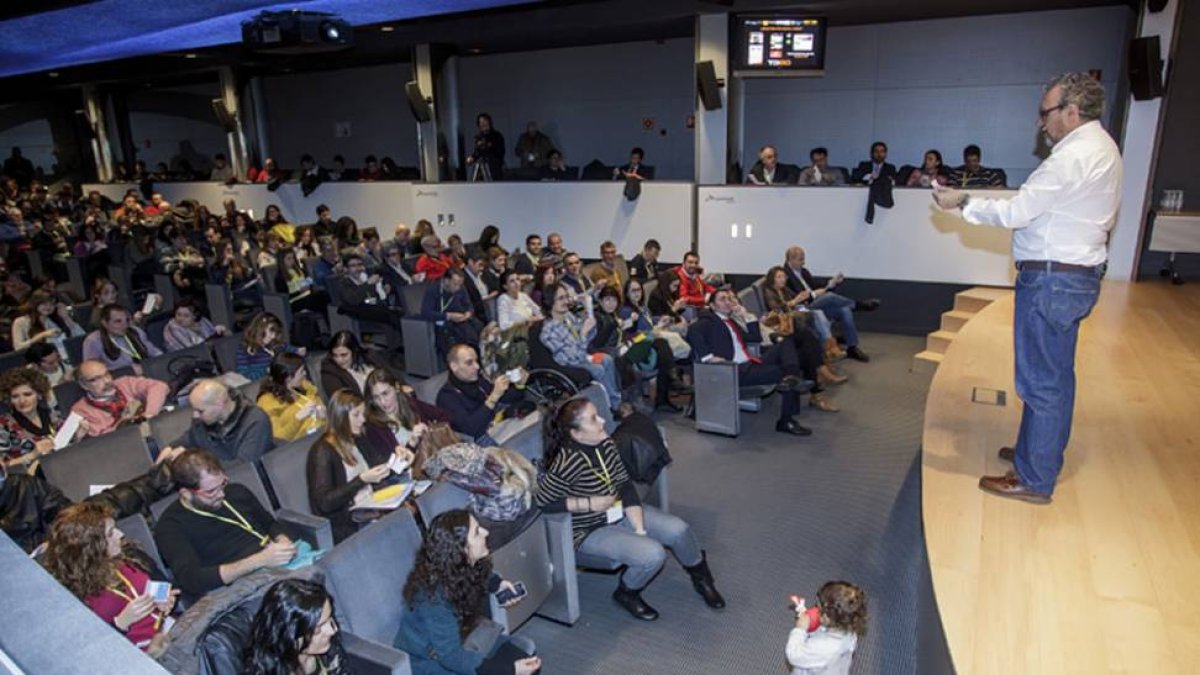 La ausencia física de los ponentes no mermó la cantidad de público.-SANTI OTERO