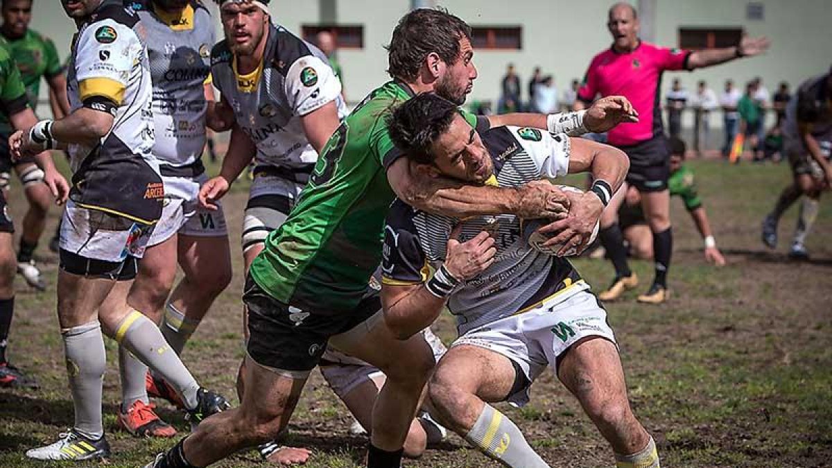 Rocamán sufre un duro placaje en un lance del partido.-AREA11