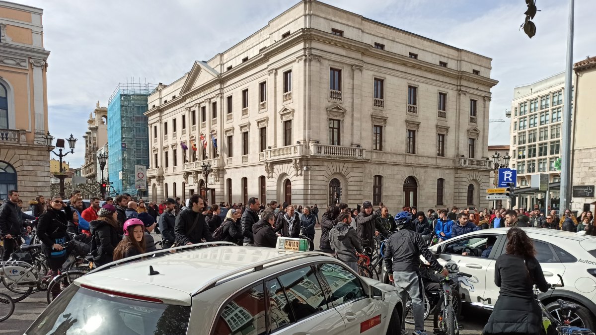 Varios ciclistas cortan el tráfico al comienzo de la calle Vitoria. ECB