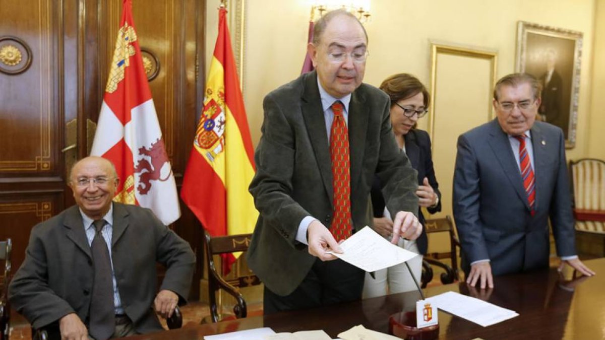 López Gómez muestra los documentos con Ballesteros (i.), Raquel Contreras y Ruiz de Mencía.-Raúl Ochoa